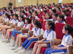 学生从起步中年级开端“主动使用”高年级尝试协同解决问题